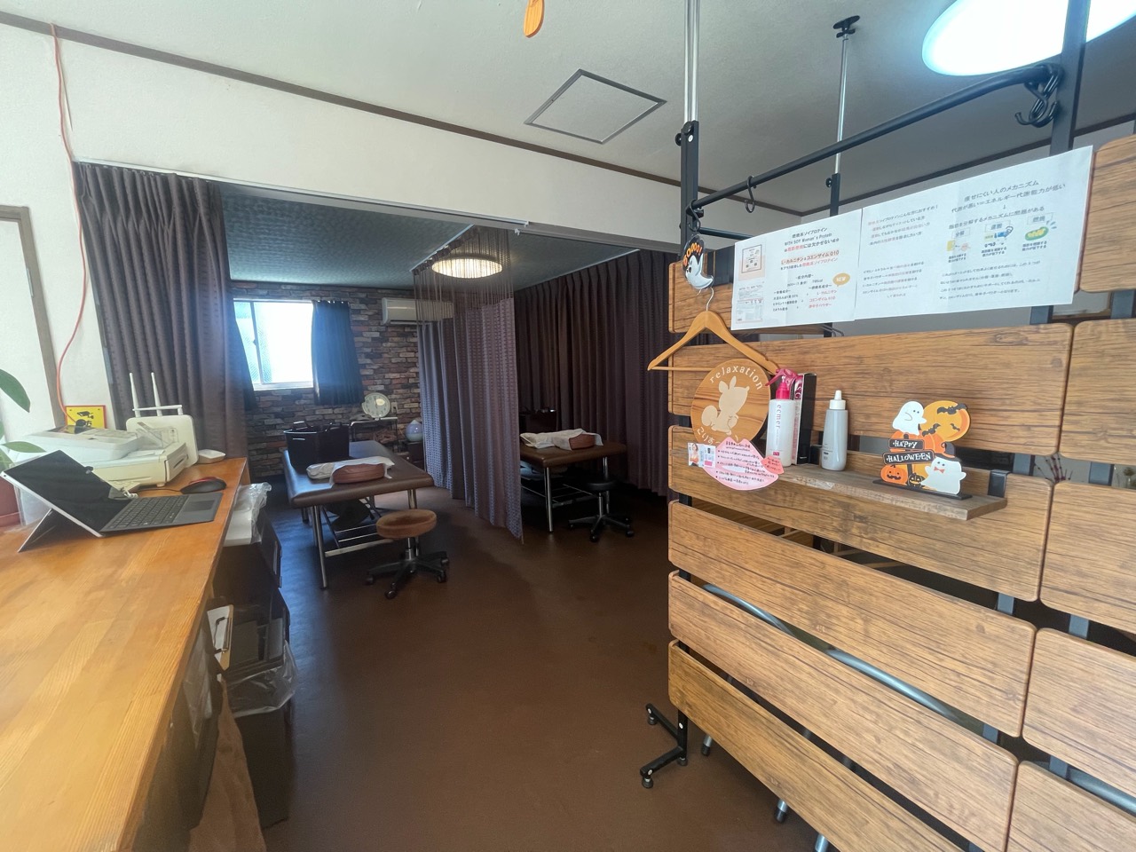 完全個室側から見た店内。左に入口、奥に準個室が2席ある